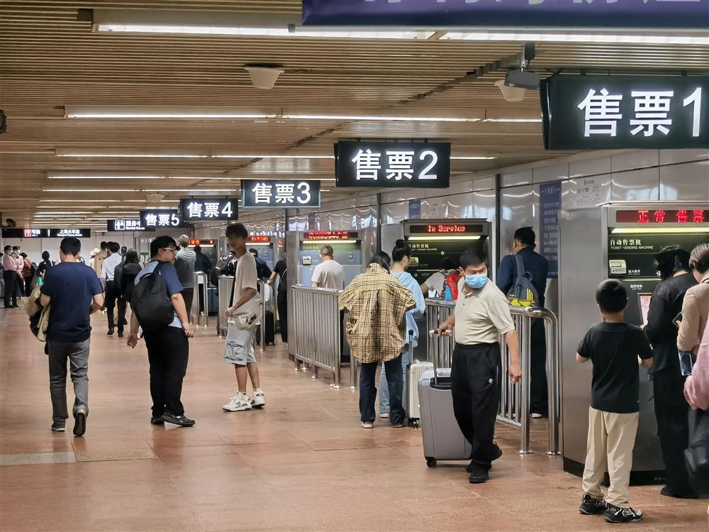 不足50米的直通道内，右手侧是5台地铁自动售票机和1个服务中心。