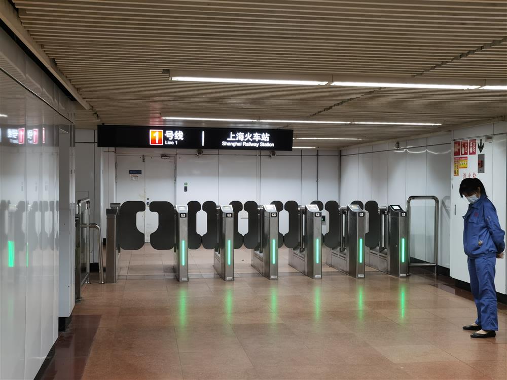 通道尽头处是崭新的6台地铁门式进站闸机。