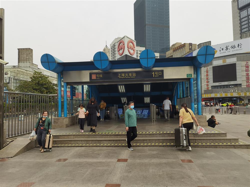 直联通道开放后，南广场上的地铁1号口明显“冷清”了。