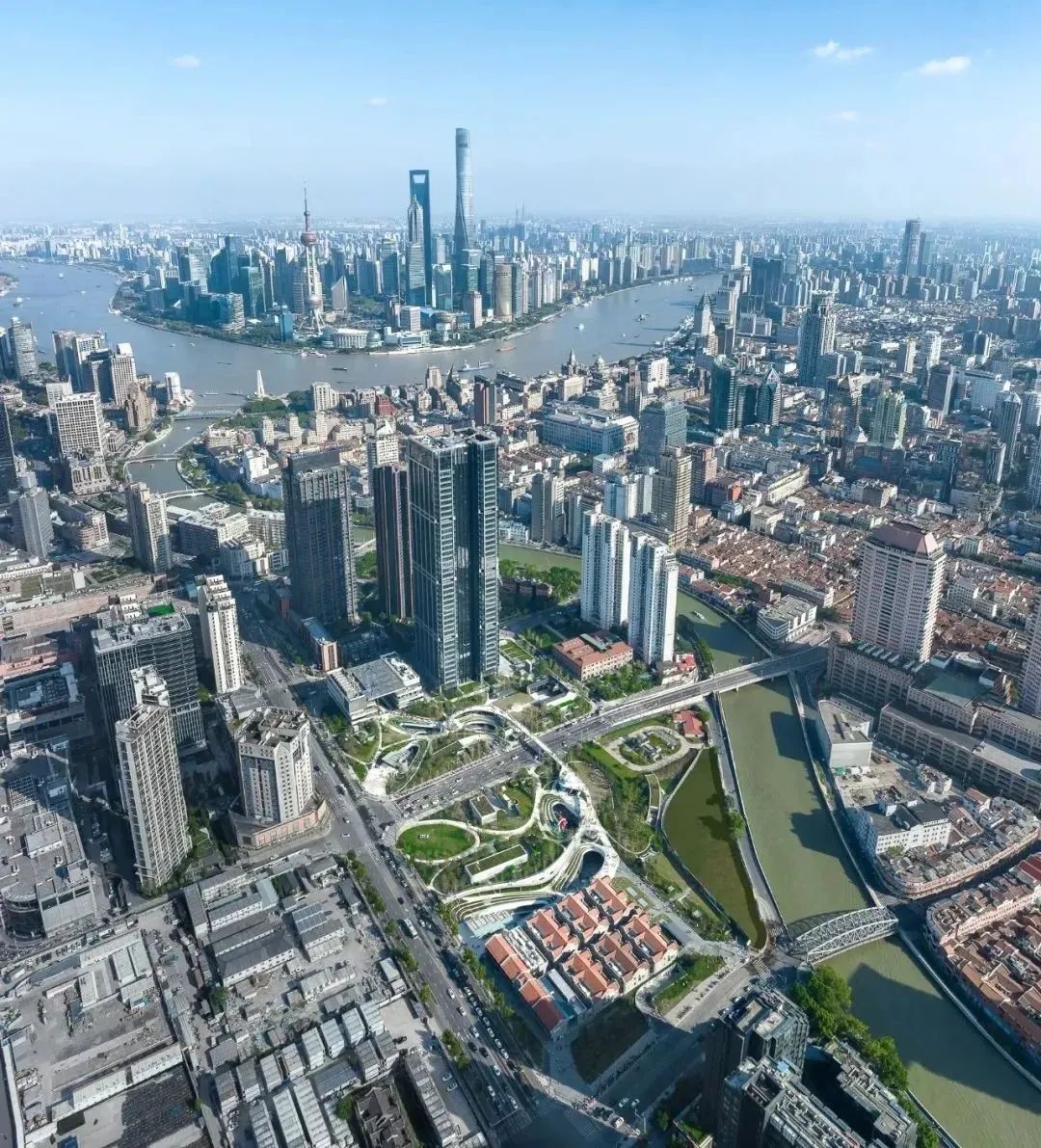 苏州河畔的苏河湾万象天地,图片下方红色屋顶的建筑群为复建后的慎余里