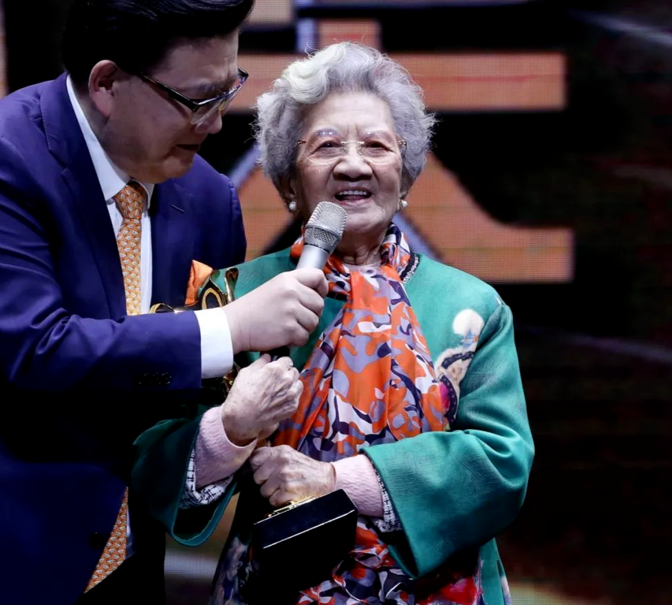 陈奇手捧白玉兰戏剧奖奖杯