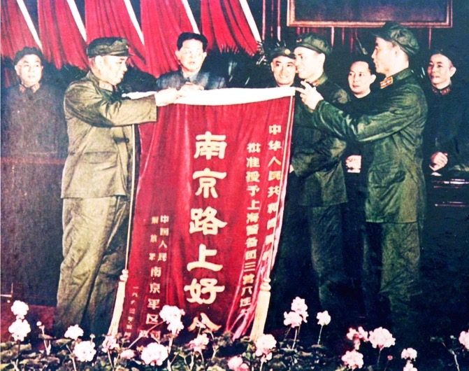 国防部授予“南京路上好八连”荣誉称号