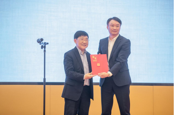 马志和为汤兆基颁发湖州学院名誉教授聘书