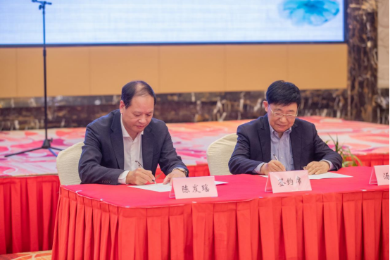 湖州学院副校长陈发瑶与汤兆基签署《湖州学院教育发展基金会捐赠协议书》