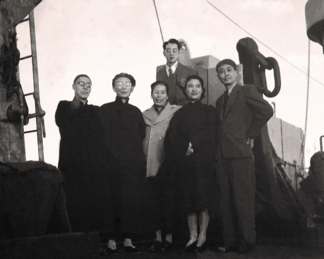 1948年11月底，马叙伦、郭沫若、许广平等民主人士从香港北上时在“华中号”上合影，拍摄者正是周海婴。资料图片