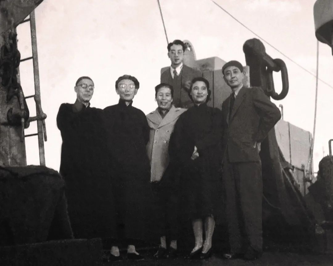 1948年11月底,马叙伦、郭沫若、许广平等民主人士从香港北上时在“华中号”上合影,拍摄者正是周海婴。资料图片
