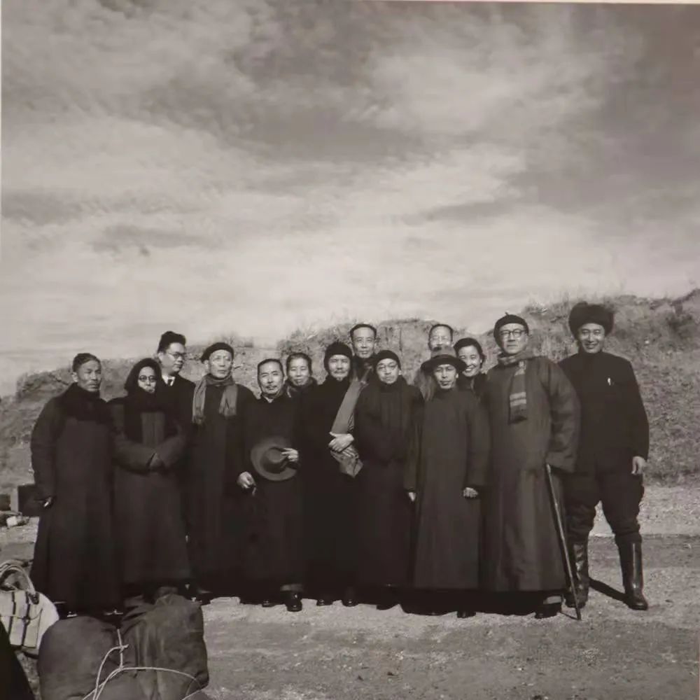 1948年12月,“华中号”货轮抵达丹东市,民主人士合影。画面上由左至右:翦伯赞、马叙伦、宦乡、郭沫若、陈其尤、许广平、冯裕芳、侯外庐、许宝驹、沈志远、连贯、曹孟君(王昆仑夫人)、丘哲、丹东中共领导。周海婴摄
