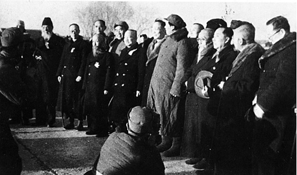 1949年3月25日，许德珩（右一）等民主人士在西苑机场热烈欢迎中共中央领导人毛泽东、周恩来、刘少奇、朱德等到达北平。