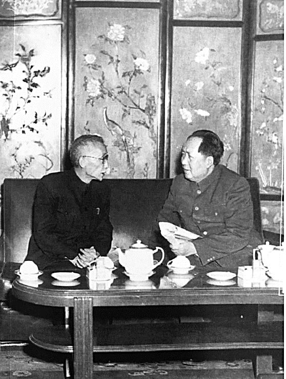 1953年2月，毛泽东与梁希亲切交谈