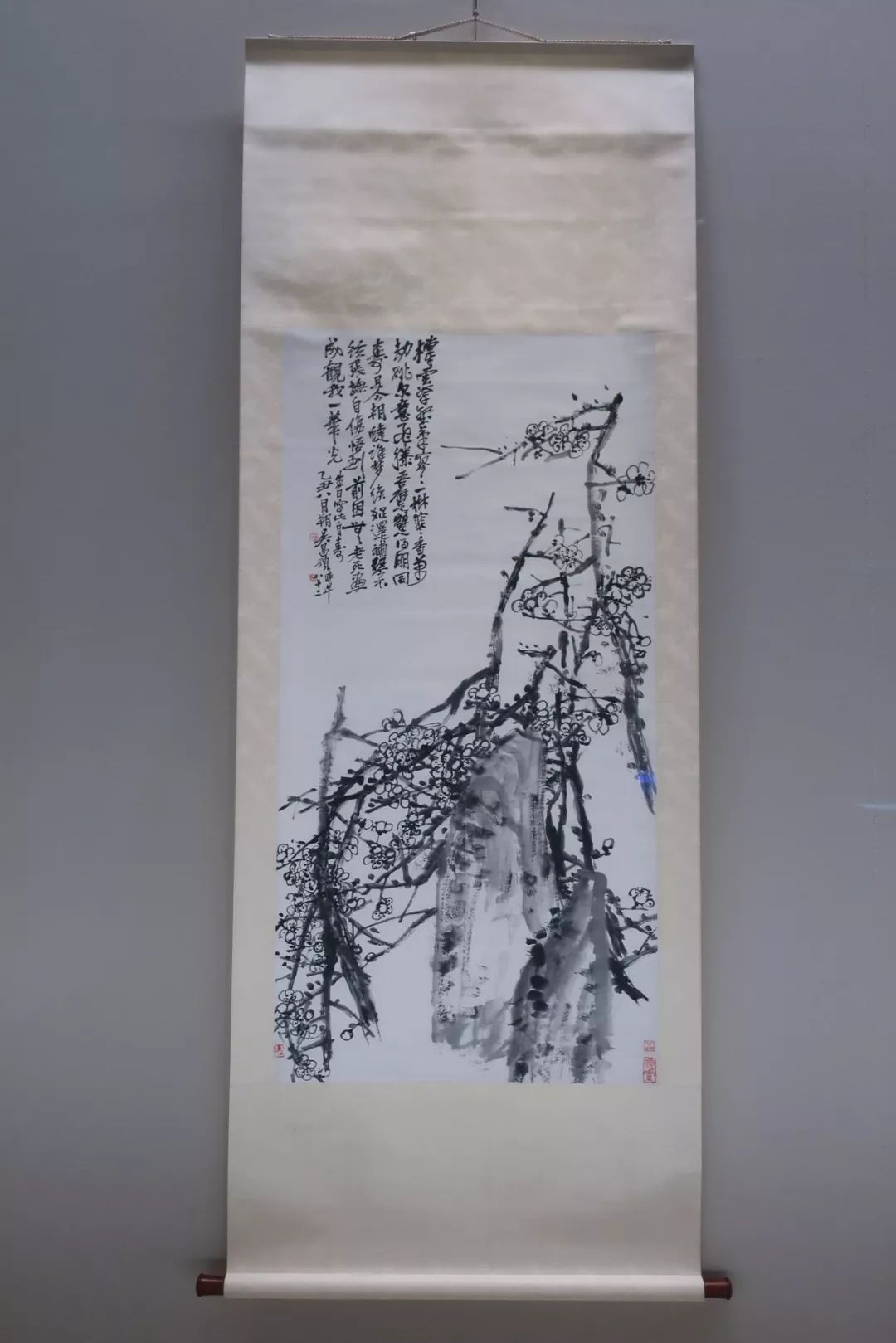 2018年日本东京国立博物馆举办的“吴昌硕和他的时代”展出馆藏吴昌硕《墨梅图》,出自于青山杉雨的收藏。