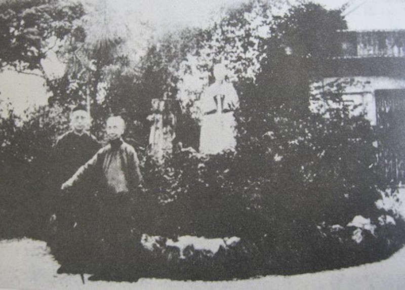 1927年,王个簃和吴昌硕先生于西泠印社留影