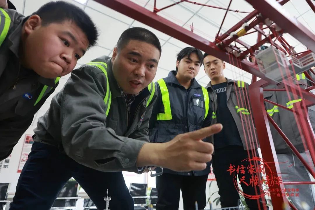 竺士杰用实景模拟平台为徒弟讲解桥吊操作技巧