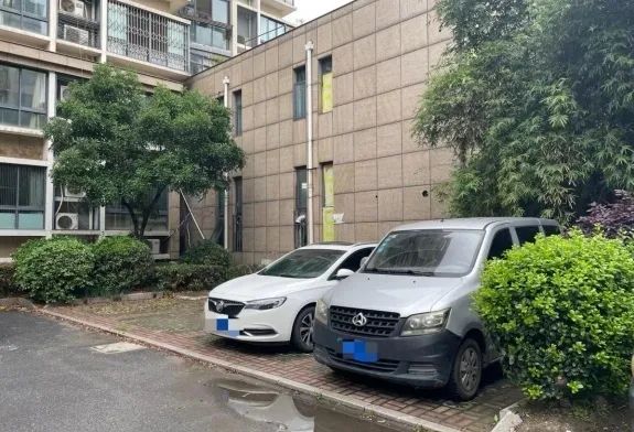 图为问题区域整改后增设的便民停车位