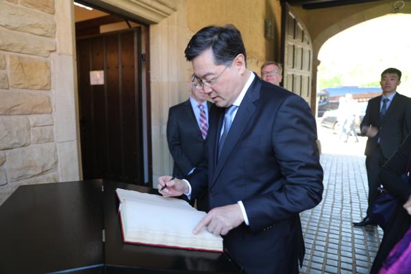 当地时间2023年5月10日,国务委员兼外长秦刚(中)在柏林参观波茨坦会议旧址并在签名簿上留言。图源:外交部网站