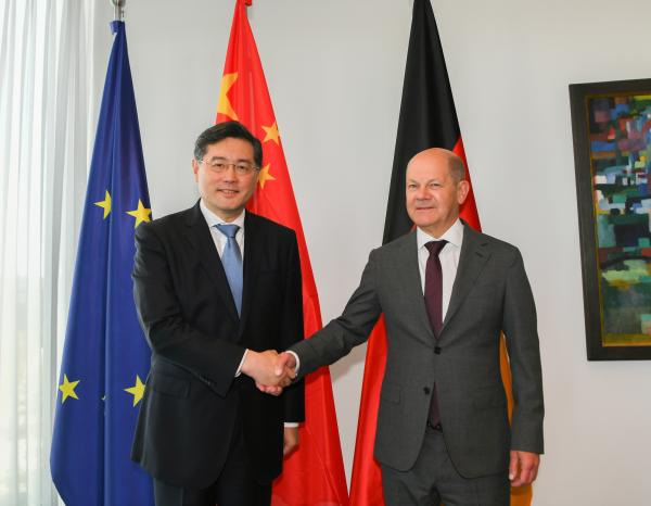 当地时间2023年5月10日,德国总理朔尔茨(右)在柏林会见国务委员兼外长秦刚。图源:外交部网站