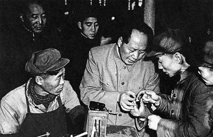 <strong>1956年1月11日，毛泽东同志视察国营南京无线电厂。</strong>