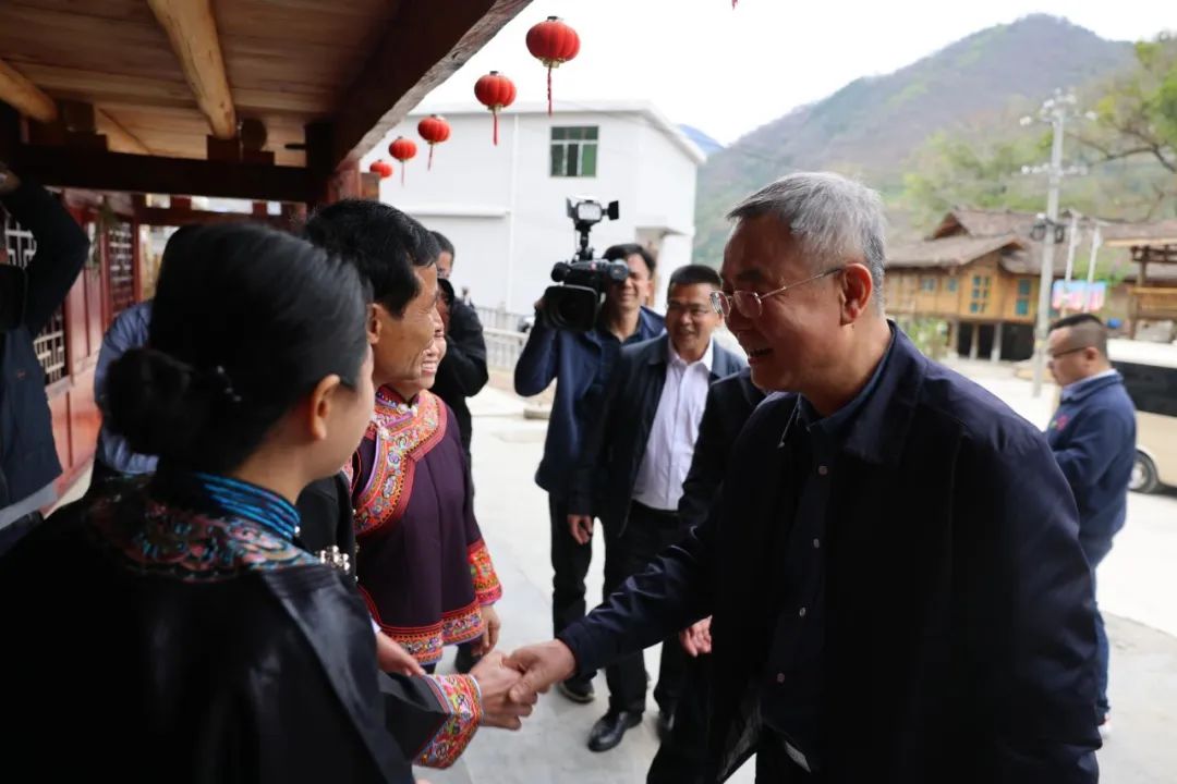 调研组一行在安龙县万峰湖镇坝盘村实地调研巩固拓展脱贫攻坚成果同乡村振兴有效衔接的情况。