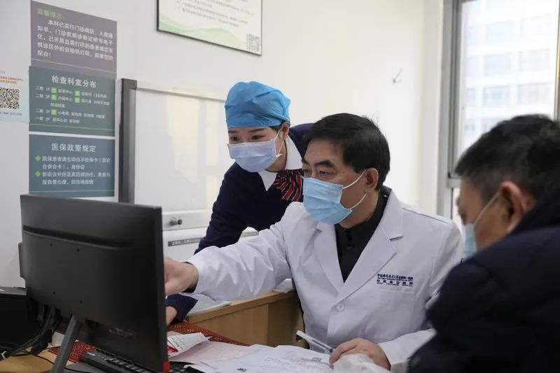 葛均波院士正在为患者诊疗&nbsp; &nbsp; （新华社）