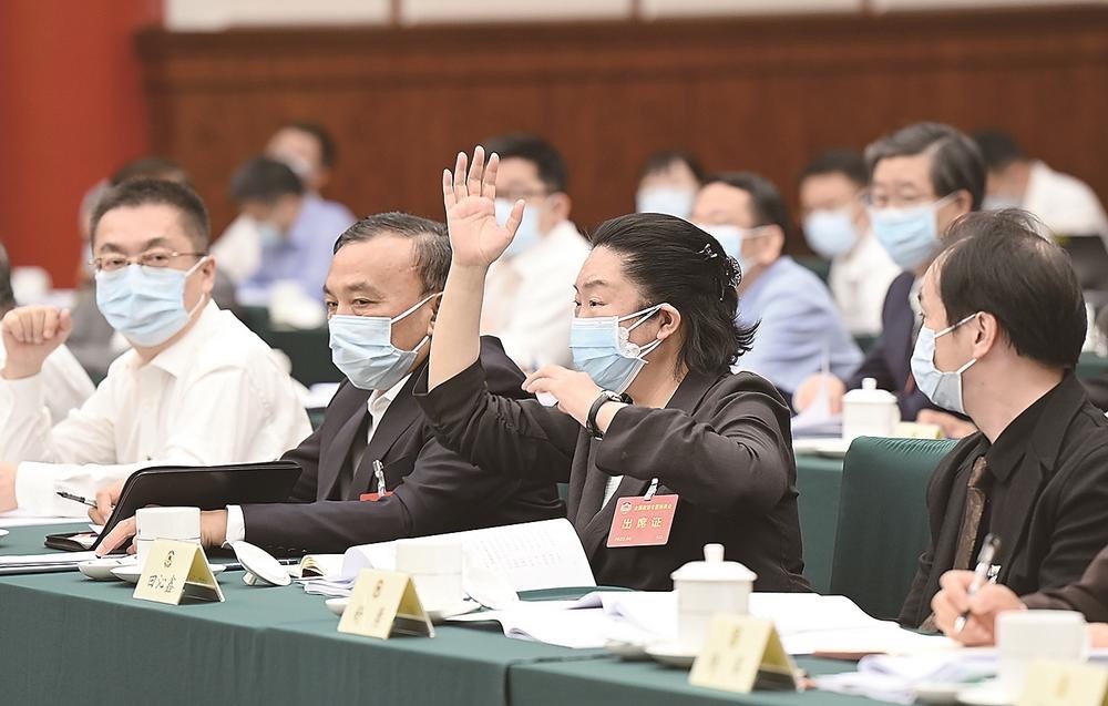 图为委员们争先举手，争取发言机会。 齐波 摄