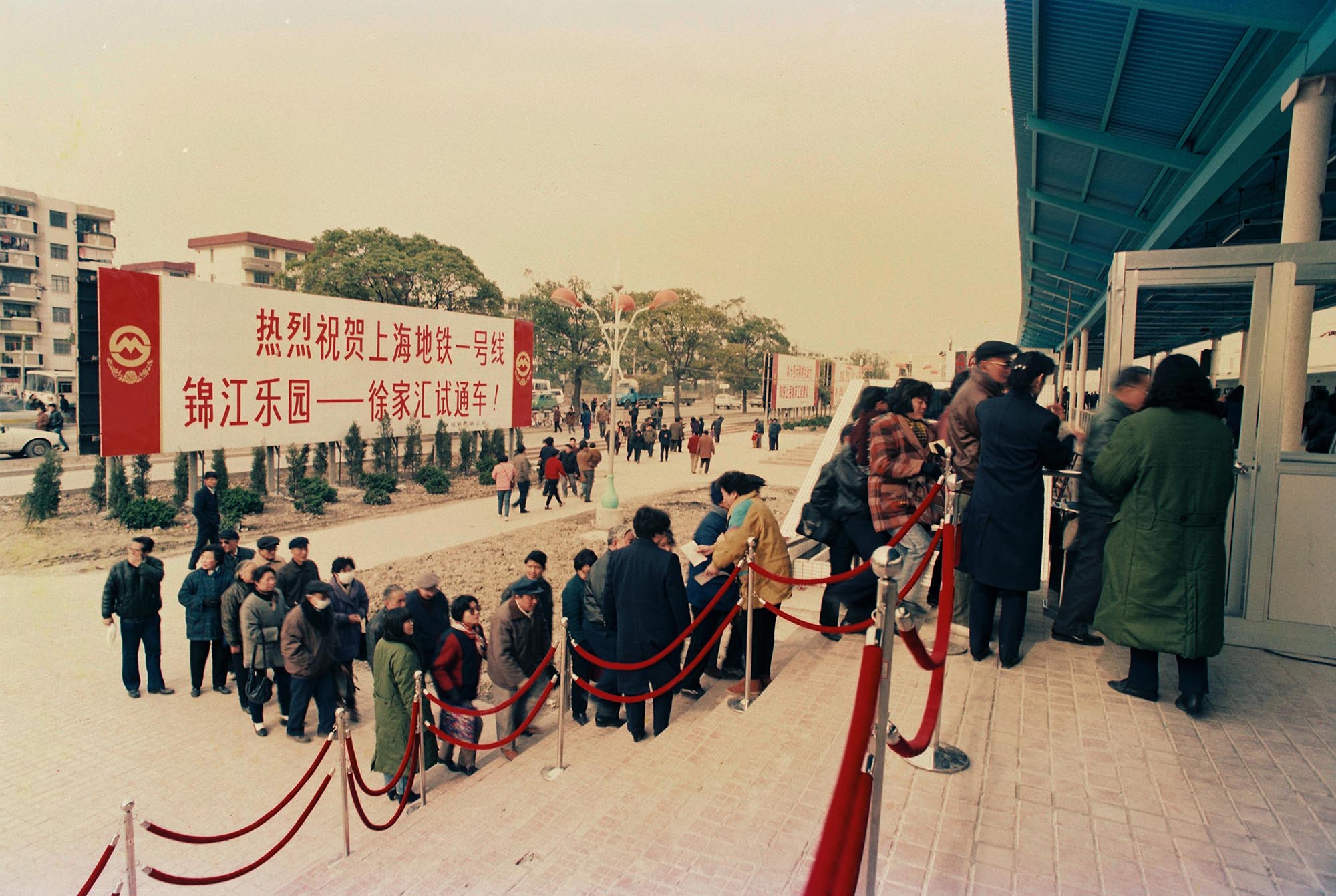 1993年5月28日，上海地铁一号线南段（锦江乐园至徐家汇区间）投入观光试运营。图为人们排队进站。陆杰 图