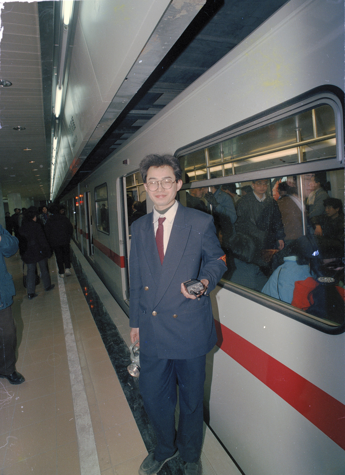 1993年5月28日，上海地铁一号线南段（锦江乐园至徐家汇区间）投入观光试运营。图为当时的徐家汇站站长。陆杰 图