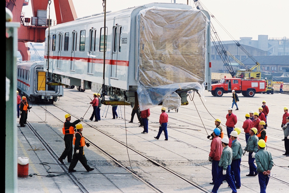 1999年9月，上海，军工路码头。从德国运送至上海的地铁车厢从“泰兴”轮上卸下。陆杰 图