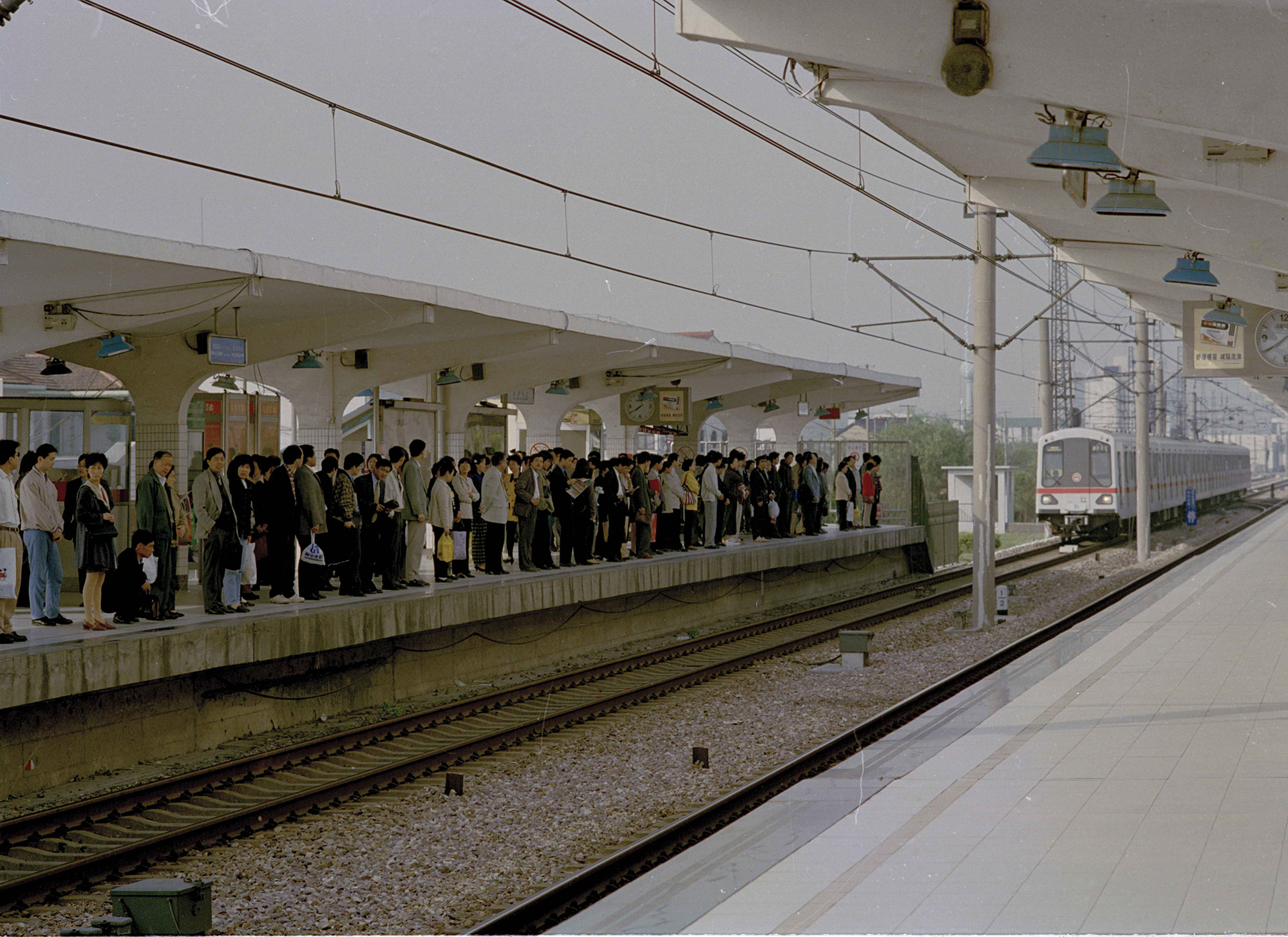1996年末，上海地铁一号线南延伸段开通运行。陆杰 图