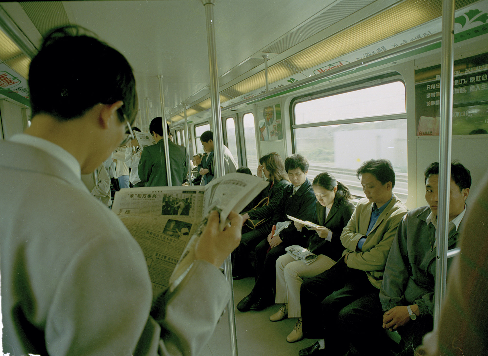 2000年，上海。地铁上正在看报的人。陆杰 图