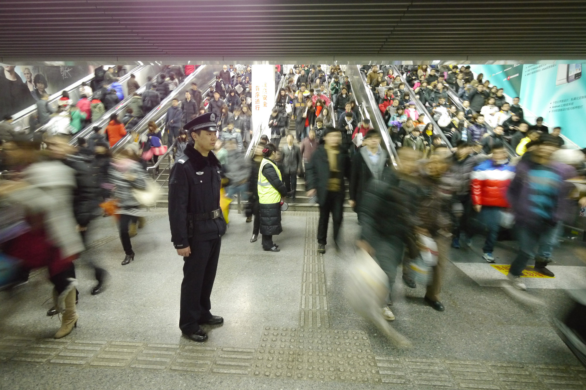 2011年，上海。人民广场早高峰时的人流。陆杰 图