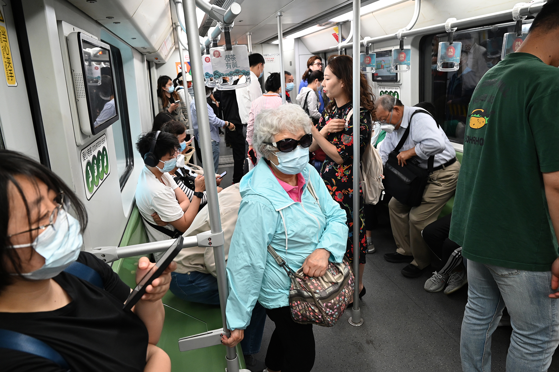 2023年5月25日，上海。地铁上一位正要下车的乘客。澎湃新闻记者 吴栋 图