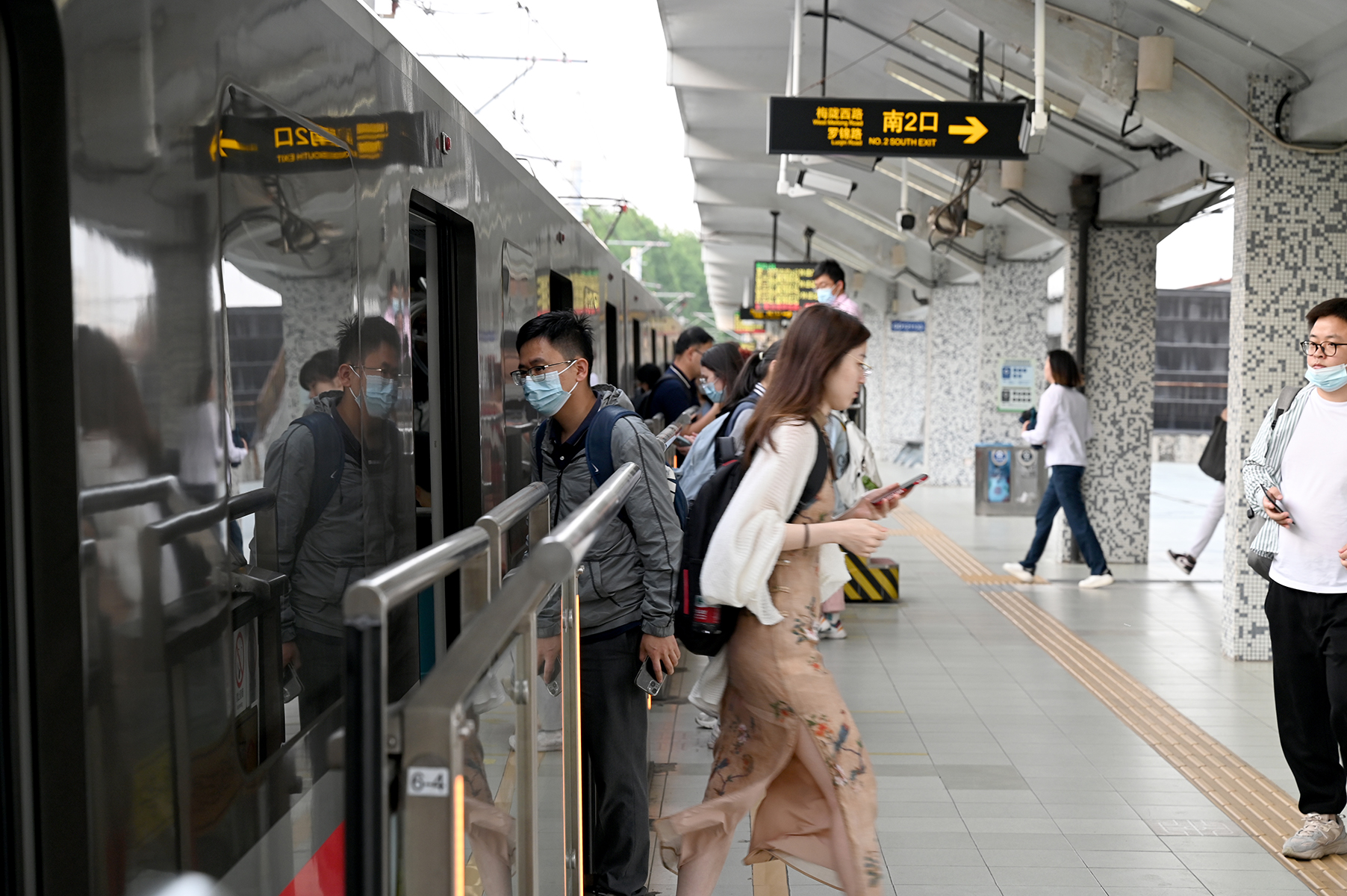 2023年5月25日，上海，地铁外环路站。上下列车的乘客。澎湃新闻记者 吴栋 图