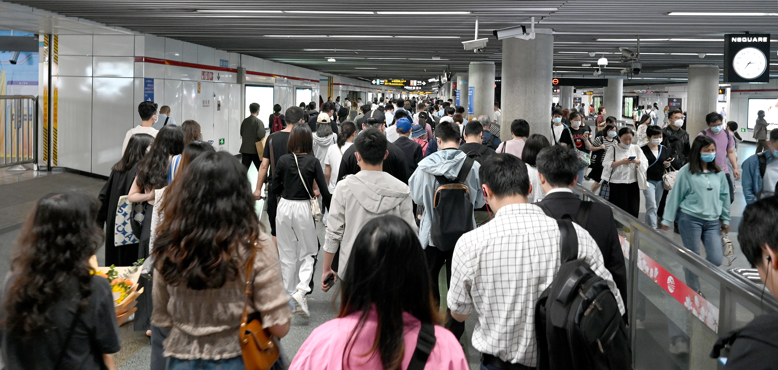 2023年5月26日，上海。晚高峰时地铁人民广场站的人流。澎湃新闻记者 吴栋 图