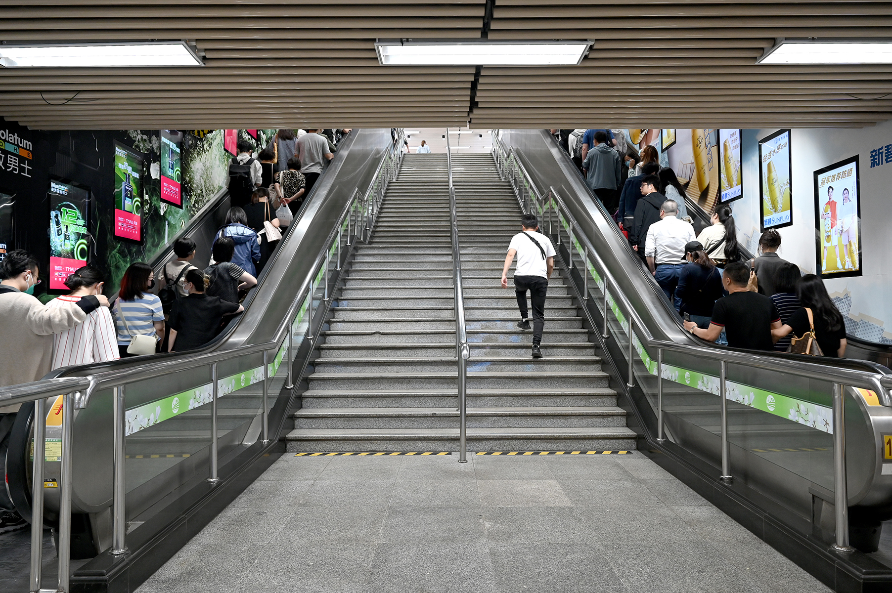 2023年5月26日，上海。地铁人民广场站1、2、8号线换乘区域的人流。澎湃新闻记者 吴栋 图