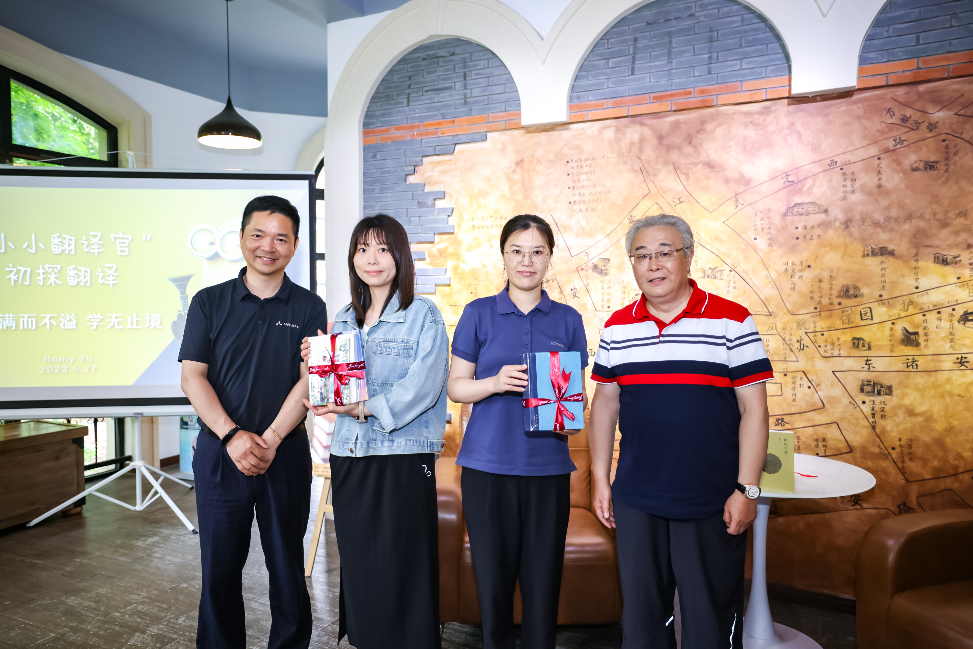 中国中福实业集团生命书屋负责人李经衡（左1）代表主办方向长宁区图书馆、江苏路街道图书馆赠书