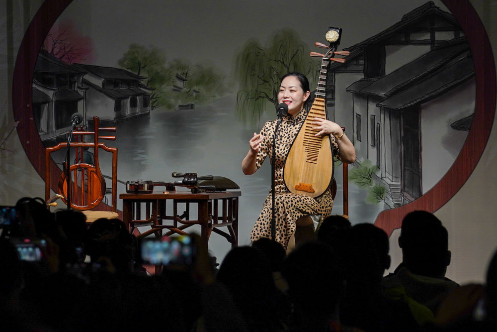 评弹演员吴亮莹在苏州市姑苏区一处评弹茶馆演唱苏州评弹版《声声慢》（2023年4月5日摄）。新华社记者 李博 摄