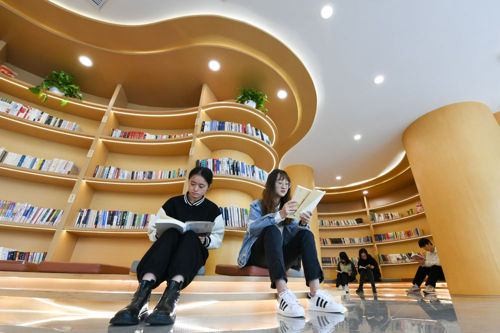 市民在江苏省张家港市沙洲湖益空间·源书房内阅读（2023年4月21日摄）。新华社记者 李博 摄