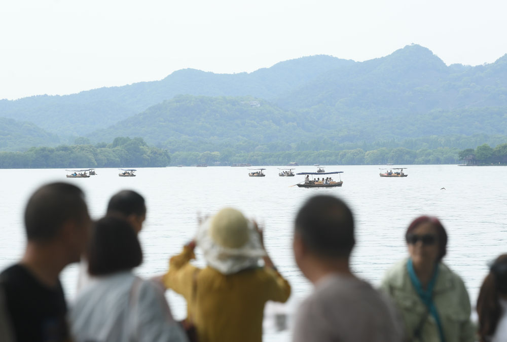 游客在杭州西湖游玩（2023年5月3日摄）。新华社记者 翁忻旸 摄