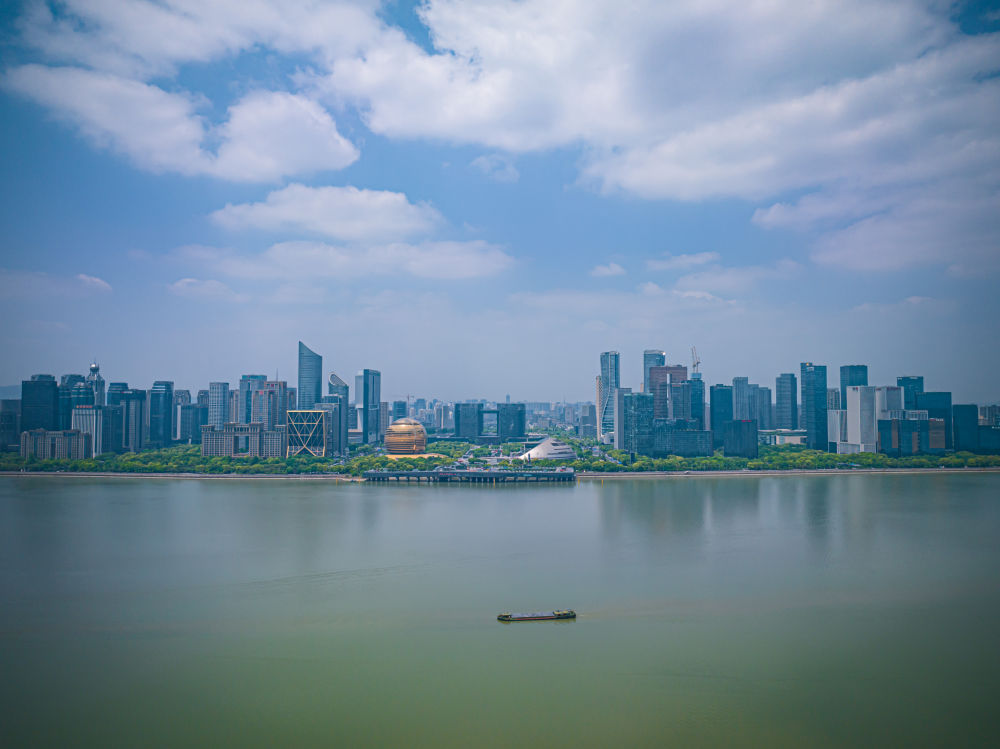 位于钱塘江畔的杭州钱江新城（2023年4月26日摄，无人机照片）。新华社记者 江汉 摄