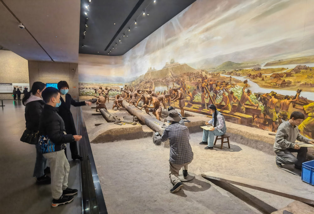 游客在位于杭州余杭的良渚博物院参观（2023年3月4日摄）。新华社记者 徐昱 摄