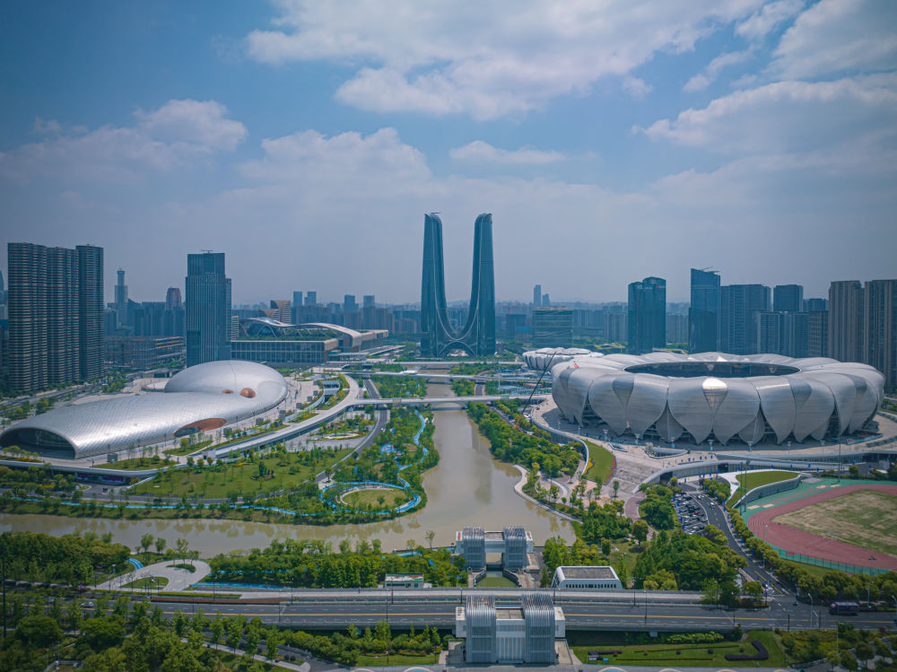 杭州奥体中心体育游泳馆（左）与杭州奥体中心体育场（右）（2023年4月26日摄，无人机照片）。新华社记者 江汉 摄