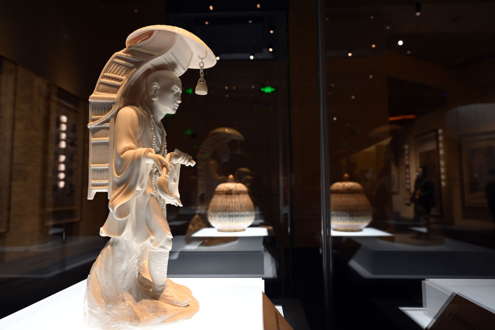 这是在北京中国国家博物馆展出的德化白釉玄奘立像（2023年1月8日摄）。新华社记者 金良快 摄