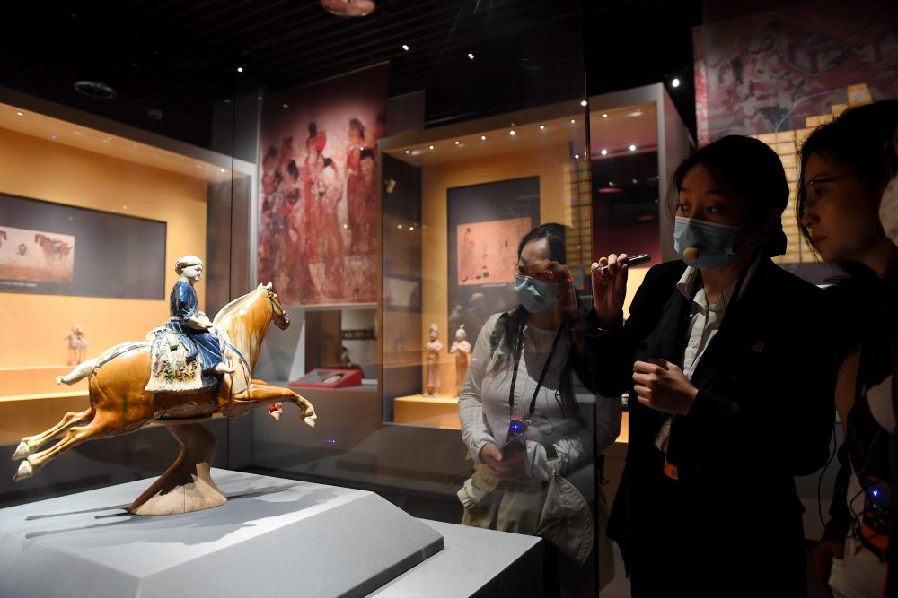 游客在西安博物院参观唐代三彩腾空马（2023年5月8日摄）。新华社记者 李一博 摄