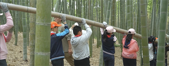 孩子们在东方绿舟砍伐竹子做“永恒笔”。采访单位供图（下同）
