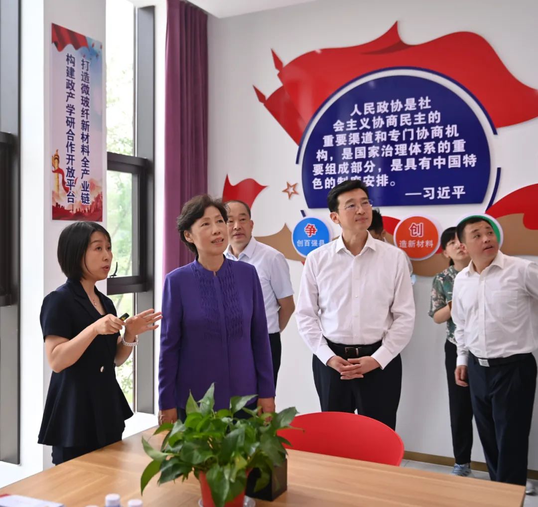 图为田向利在宣汉县政协微玻纤新材料产业委员工作室调研。记者 张聪 摄