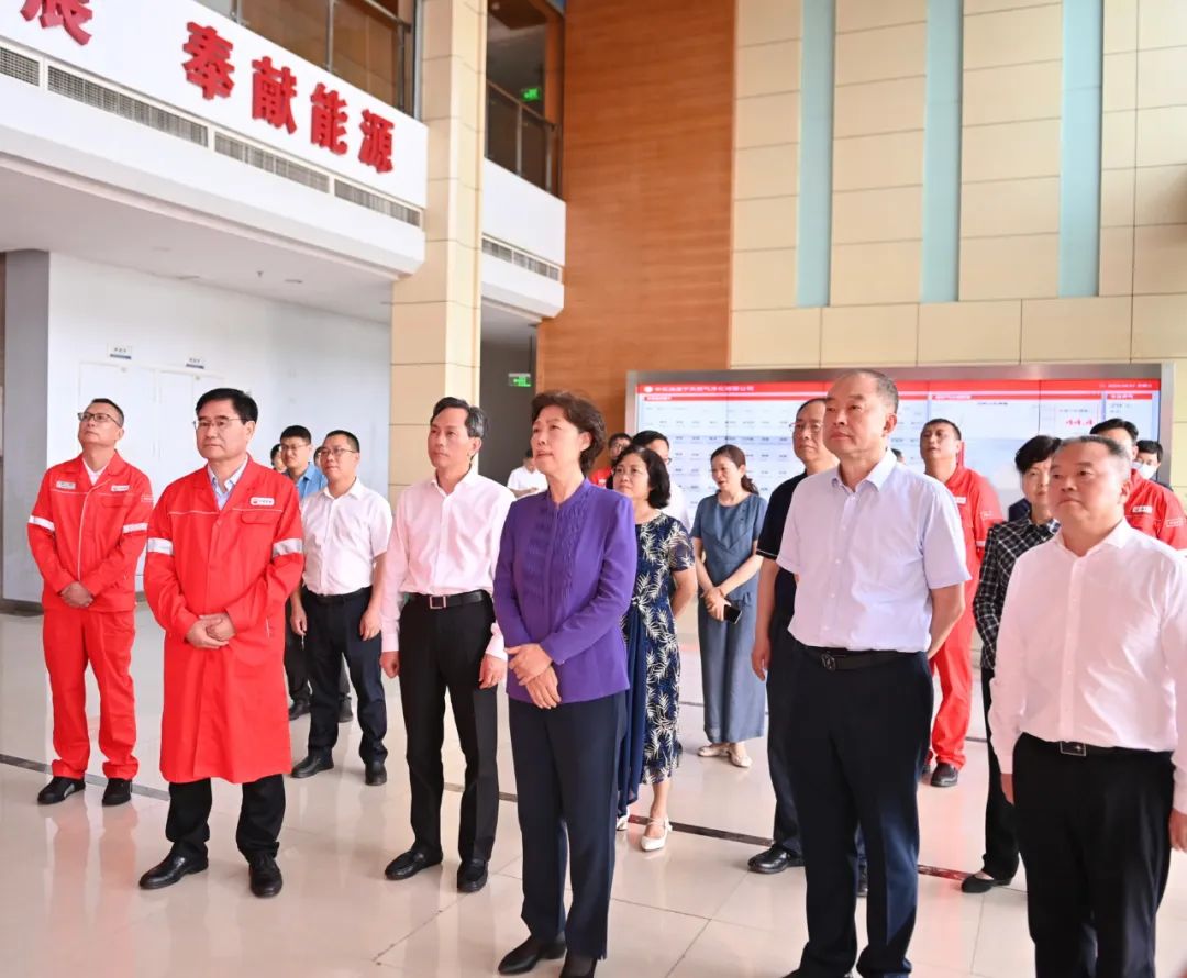 图为田向利在中石油遂宁天然气净化有限公司调研。记者 张聪 摄