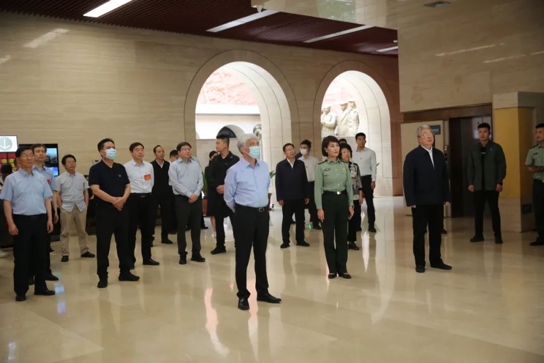 在延安革命纪念馆参观学习