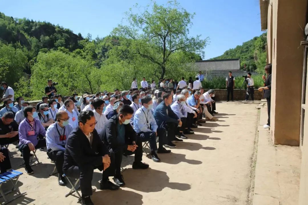 在梁家河村现场教学