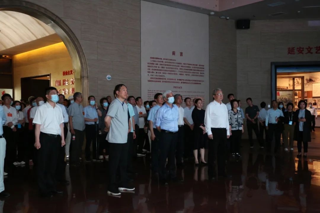 在鲁迅艺术学院旧址参观学习