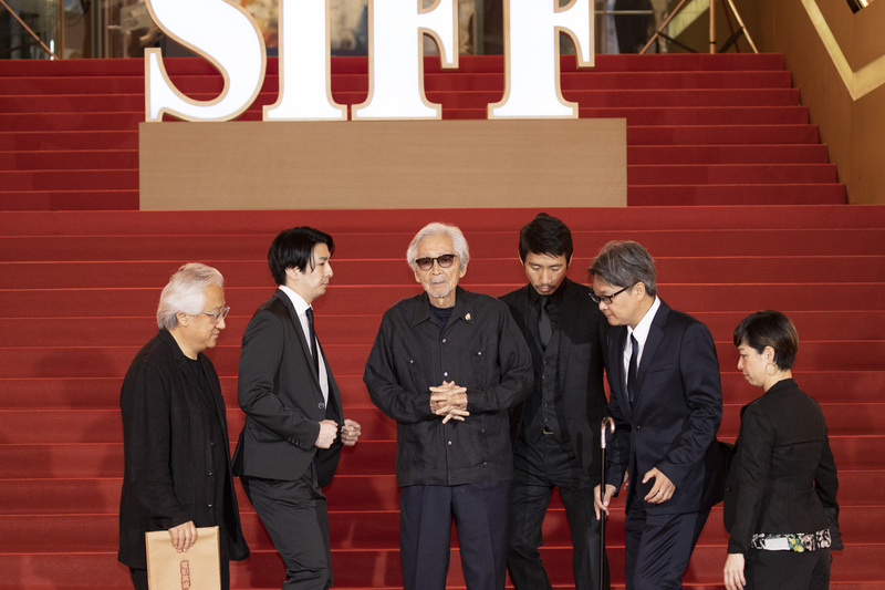 在颁奖晚会前,山田洋次和剧组一起走红毯。