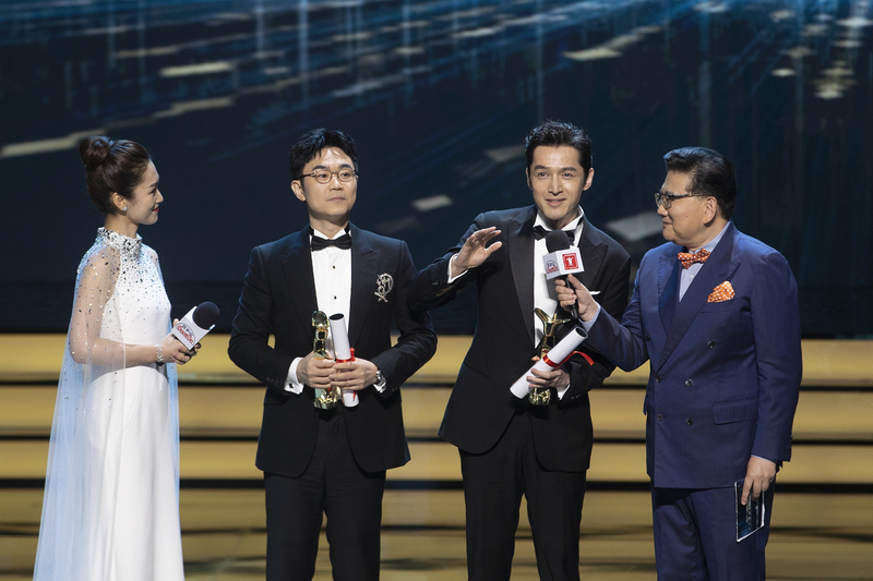 “最佳男演员”爆出“双黄蛋”,中国演员胡歌、大鹏分别凭借《不虚此行》与《第八个嫌疑人》获得该奖项。